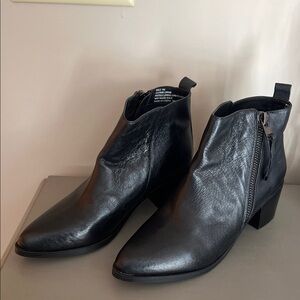 Steve Madden Black 100% Leather Ankle Boot Booties Like New Rarely Worn! 9M